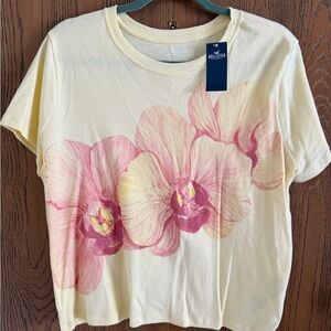 Hollister Women's Soft Yellow Tee with Pink Floral Design